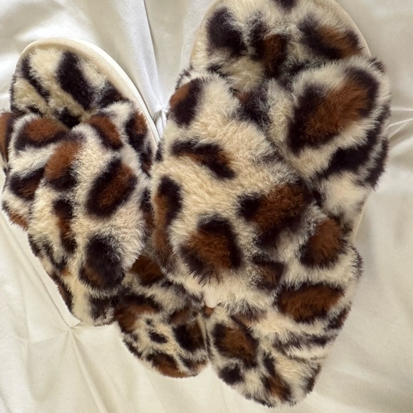 Super soft, leopard print Kris Kross slippers. Size 9-10 $10 - Picture 1 of 3